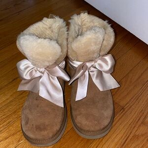 Tan Uggs, size 7 women's, light link bow in front